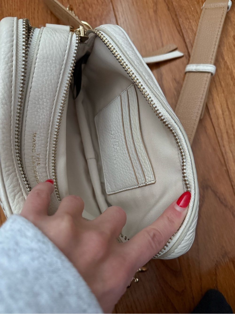 The Marc Jacobs softshot Leather Crossbody Bag in Chalk - Picture 4 of 9